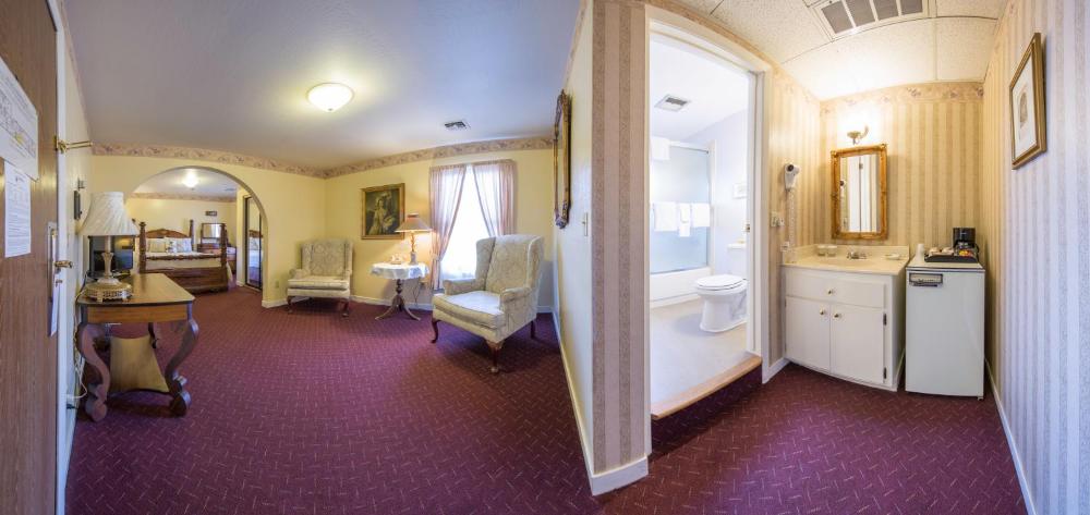 Deluxe Queen Room interior